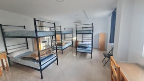 A dormitory room with bunk beds, a desk, and a chair. - ALBERGUE LA TIÑOSA (PRIEGO DE CÓRDOBA)