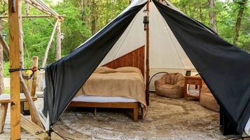 1 bedroom, bed sheets