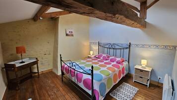 Iron/ironing board, WiFi, bed sheets