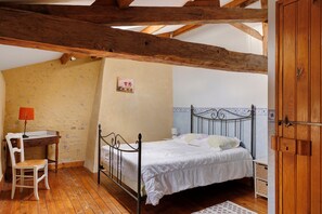 A bedroom with a single bed, a desk, and a chair. - Set of Holiday Homes - Swallows and Poultry (Lusignan)