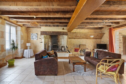Le Refuge des Oiseaux: Shared Terrace, Private Garden & Wi-Fi in Lusignan