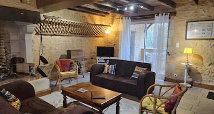 Le Refuge des Oiseaux: Shared Terrace, Private Garden & Wi-Fi in Lusignan