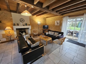 Living area - Gîte Les Gallinacés: Private Terrace, Shared Garden, and Wi-Fi in Lusignan (Lusignan)