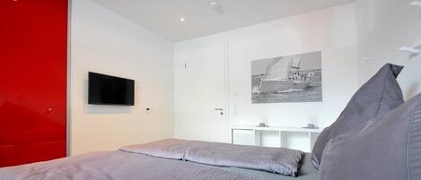 Travel crib, free WiFi, bed sheets