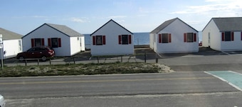 Tranquil Oceanfront Cottage with Scenic Views in North Truro, Massachusetts