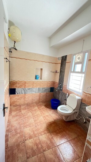 Shower, free toiletries, hair dryer, slippers - Hotel Govas (Vadanemmeli)