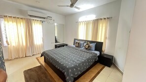 In-room safe, desk, laptop workspace, blackout curtains - Hotel Govas (Vadanemmeli)