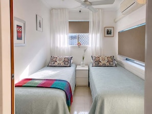 2 habitaciones, escritorio y tabla de planchar con plancha 
