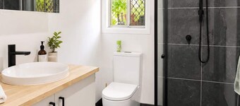 Private 1BR with Full Kitchen & Parking