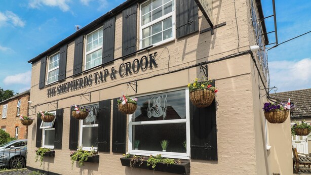 Un bâtiment sur lequel on peut lire l’inscription suivante : « The Shepherds Tap & Crook ».