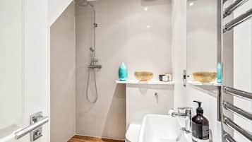 Shower, towels, shampoo