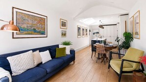 TV, offices - Stylish Hertford House - Ideal for Work or Leisure (Hertford)