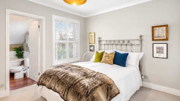Desk, iron/ironing board, WiFi, bed sheets