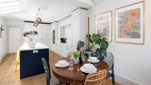 Dining - Stylish Hertford House - Ideal for Work or Leisure (Hertford)