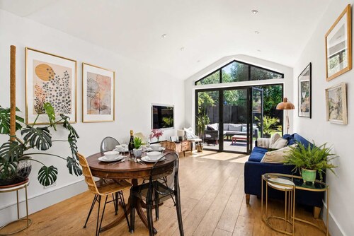 Stylish Hertford House - Ideal for Work or Leisure