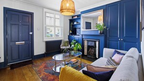 TV, offices - Stylish Hertford House - Ideal for Work or Leisure (Hertford)