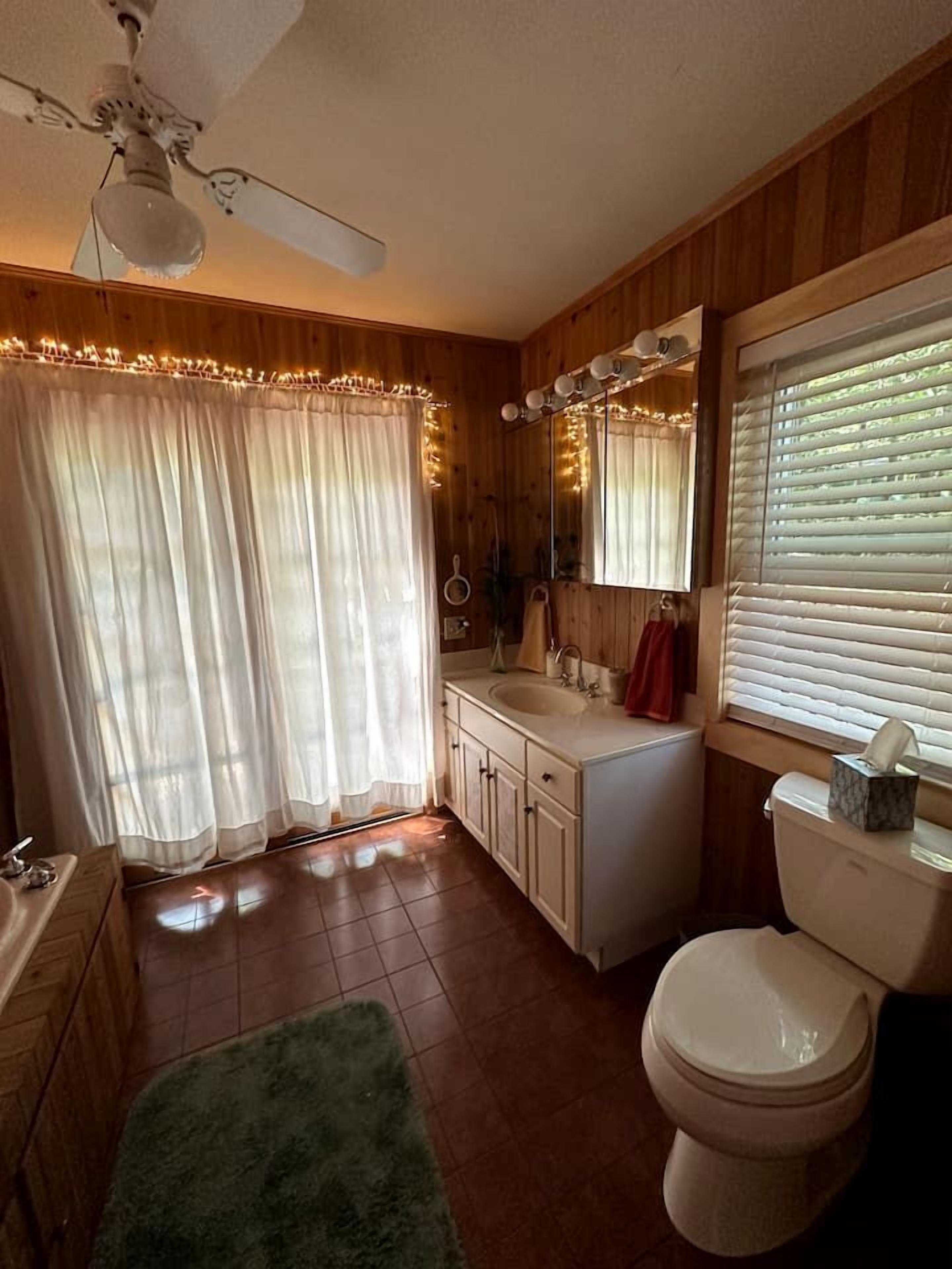 Un baño con inodoro, lavabo y espejo.