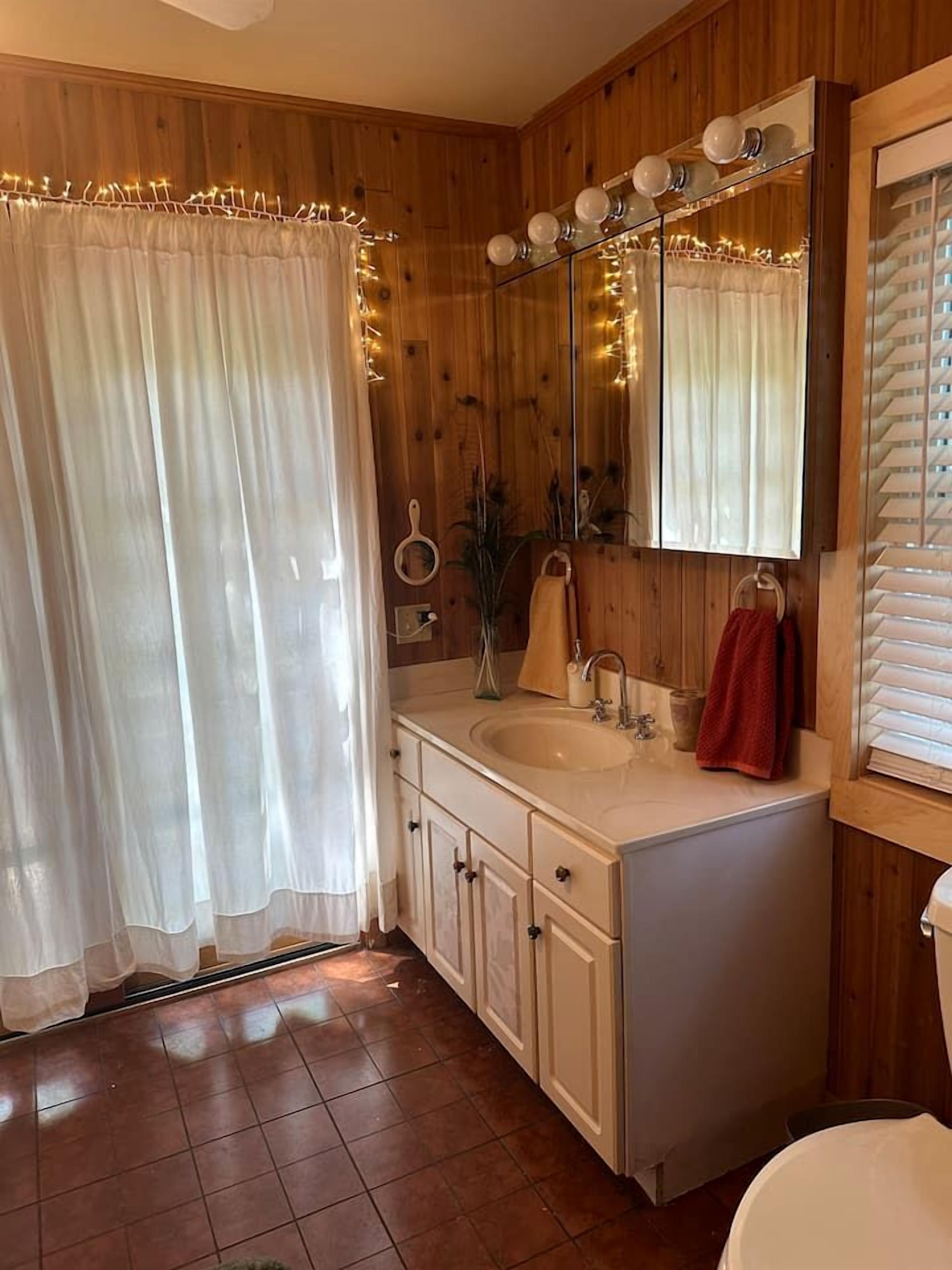 Hair dryer, towels