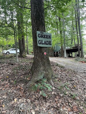 A tree with a sign that reads 'GREEN GLADE.' - Hidden Countryside Gem with Fire Pit & Tranquil Setting in Aspers, Pennsylvania (Aspers)