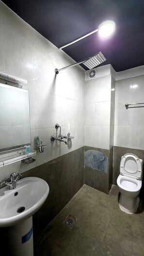 Deluxe Single Room, Balcony, City View | Bathroom | Shower, free toiletries, soap, shampoo - Z Cafe and Apartment (Kathmandu)