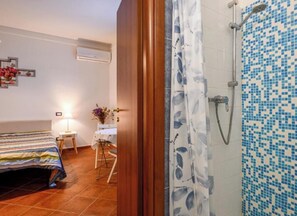 Superior Double Room, Garden View | Bathroom | Shower, hair dryer, towels, soap - In Vino Veritas B&B (Arcola)
