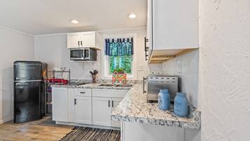 Coffee/tea maker, fridge, microwave, stovetop