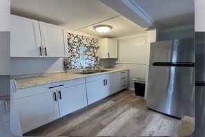 Private kitchen - Nature Coast Cottage Retreat (Homosassa)