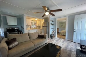 Living area - Nature Coast Cottage Retreat (Homosassa)