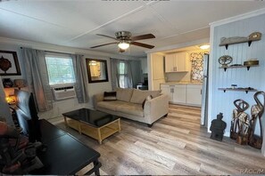 Living area - Nature Coast Cottage Retreat (Homosassa)