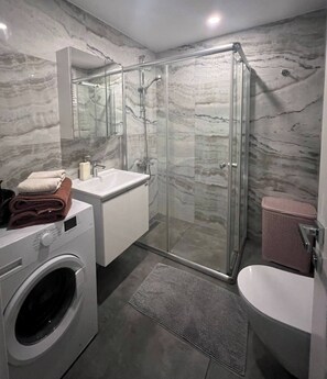 Appartement, 1 chambre, balcon | Salle de bain