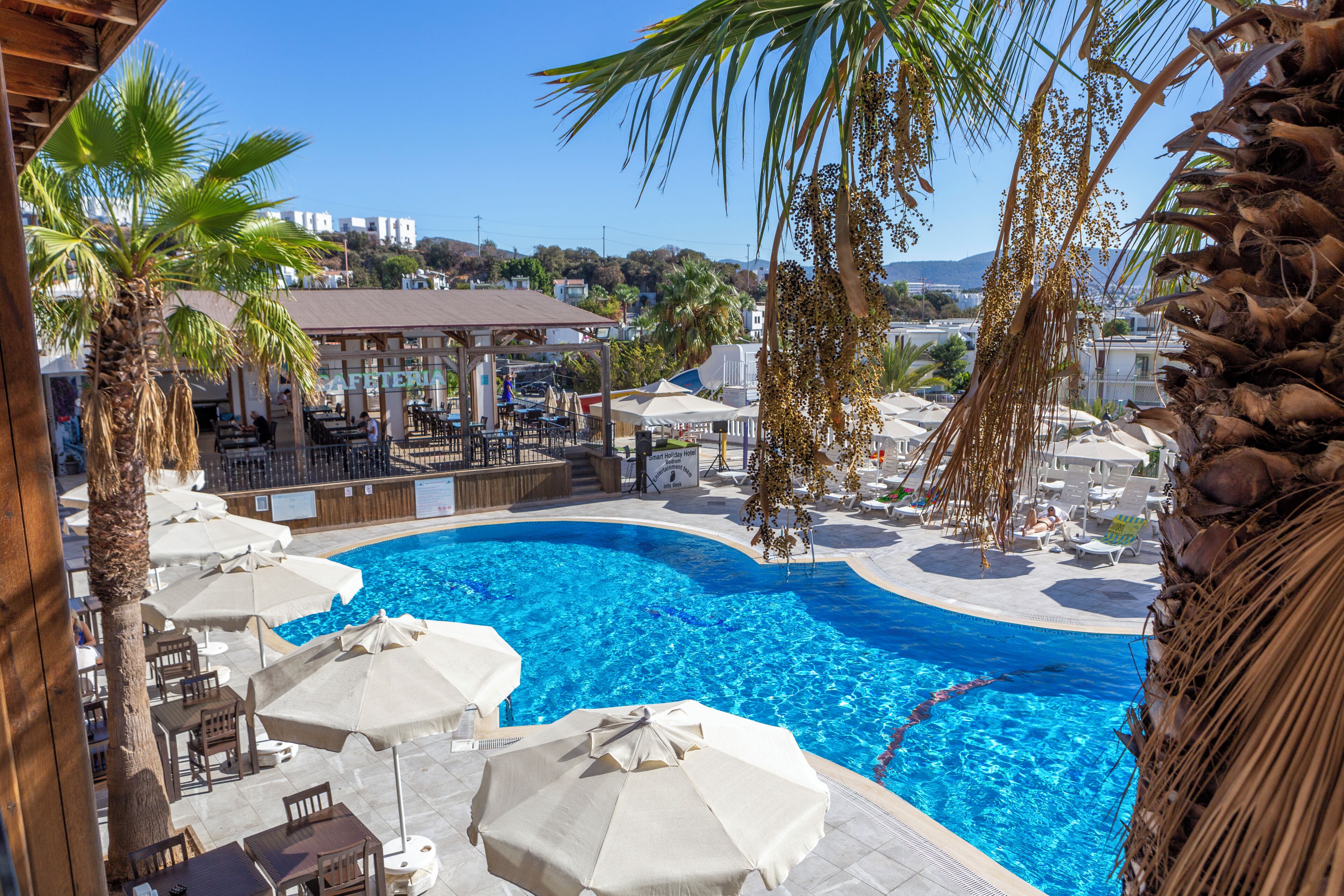 Piscine extérieure (ouverte en saison), cabanons gratuits