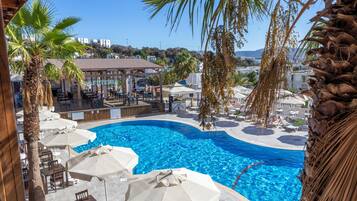 Piscine extérieure (ouverte en saison), cabanons gratuits