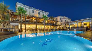 Seasonal outdoor pool, free cabanas, pool umbrellas