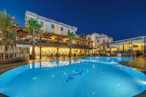 Seasonal outdoor pool, free pool cabanas, pool umbrellas - Bodrum Fora Holiday Resort (Bodrum)