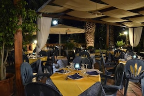 Tempat makan luar