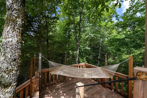 Peaceful Forest Dome Retreat with Hot Tub & Private Deck in Broken Bow, Oklahoma