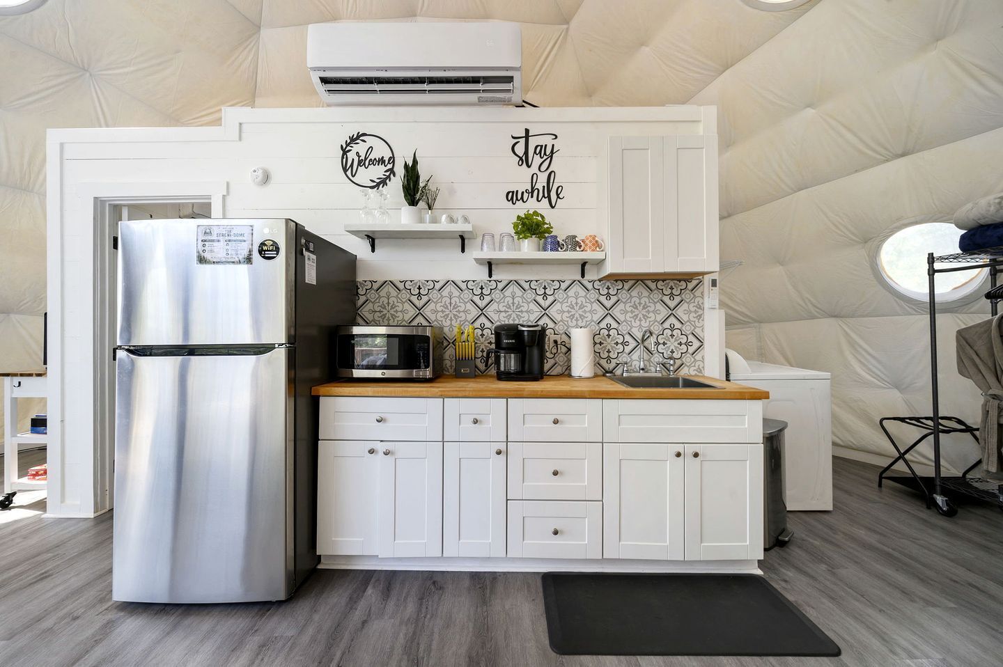 Coffee/tea maker, fridge, microwave, oven