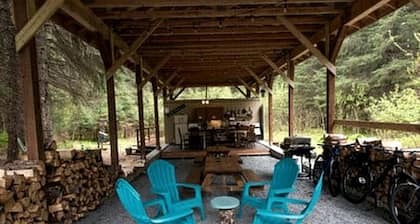 Alaskan Yurt Glamping Village in Seward for a Nature Escape
