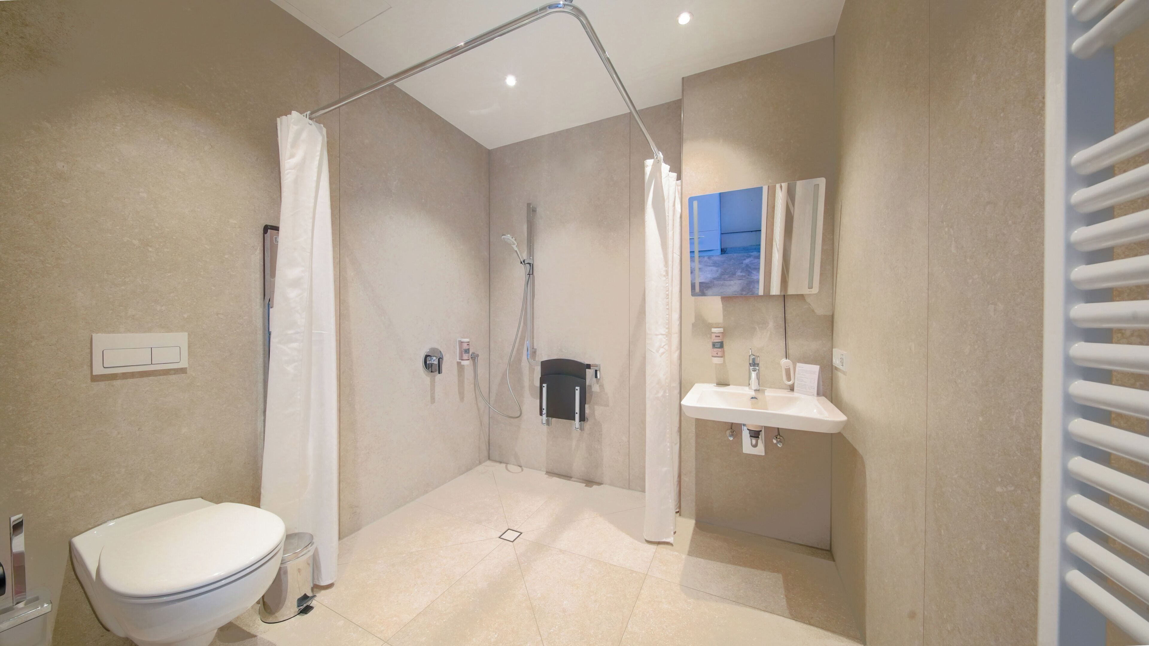 Habitación Confort con 1 cama matrimonial o 2 individuales, regadera para personas con discapacidad | Baño