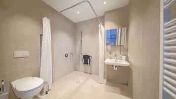 Habitación Confort con 1 cama matrimonial o 2 individuales, regadera para personas con discapacidad | Baño