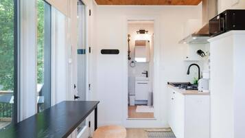 Coffee/tea maker, fridge, microwave, stovetop