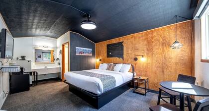 Cozy Dog-Friendly Cabin with Private Bench and Modern Amenities Near Wall Drug – Wall, South Dakota