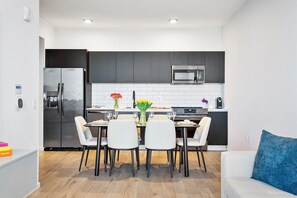 Wasserkocher mit Kaffee-/Teezubehör, Kühlschrank, Mikrowelle, Ofen