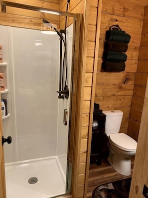 Hårføner, håndklær, såpe og sjampo