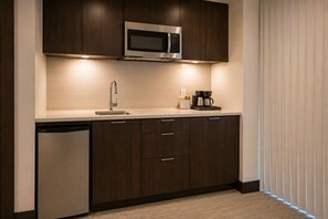 Classic Room, City View | Private kitchen - Alder & Pine Hotel (Toronto)