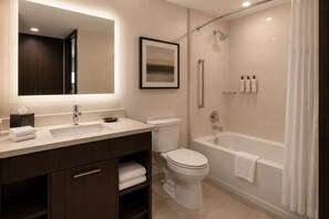 Classic Room, City View | Bathroom - Alder & Pine Hotel (Toronto)