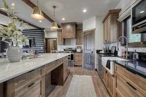 Fridge, microwave, oven, stovetop - Newly-Constructed Spacious Modern Cabin for an Amazing Family Getaway in Ashton, Idaho (Ashton)