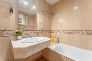 Een douche, een haardroger, handdoeken