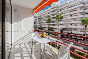 Outdoor dining - Vacation Studio 'Luxury  Costa Adeje' with Shared Pool, Balcony and Wi-Fi (Costa Adeje)