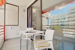 Outdoor dining - Vacation Studio 'Luxury  Costa Adeje' with Shared Pool, Balcony and Wi-Fi (Costa Adeje)